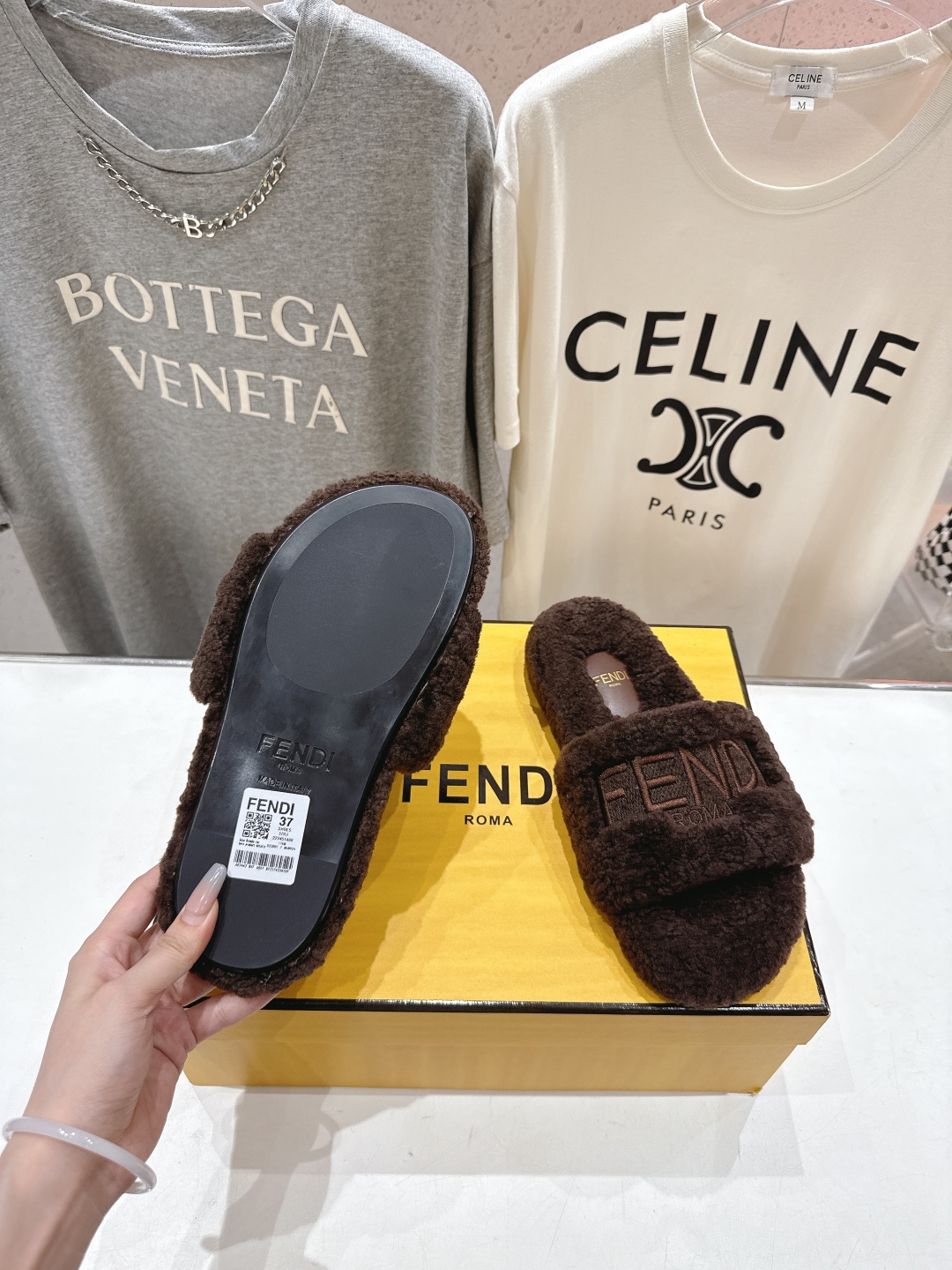 高版本出厂  
  Fendi/芬迪2025ss秋冬新款居家平底毛毛拖鞋，真是好玩好看好萌哒
原版复刻精