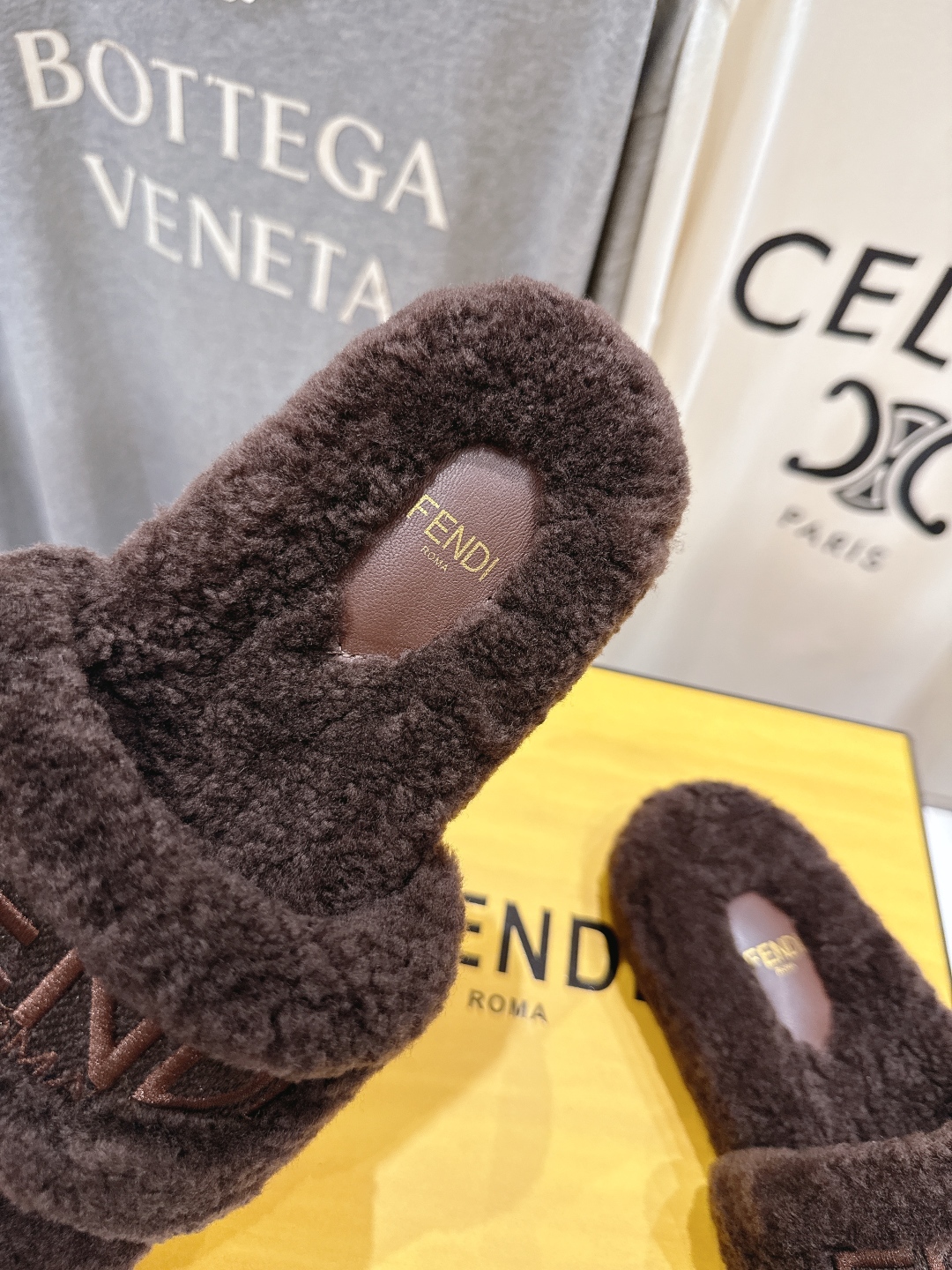 高版本出厂  
  Fendi/芬迪2025ss秋冬新款居家平底毛毛拖鞋，真是好玩好看好萌哒
原版复刻精