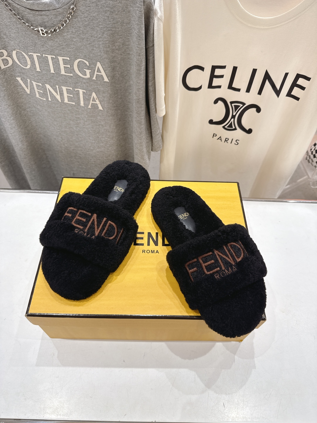 高版本出厂  
  Fendi/芬迪2025ss秋冬新款居家平底毛毛拖鞋，真是好玩好看好萌哒
原版复刻精