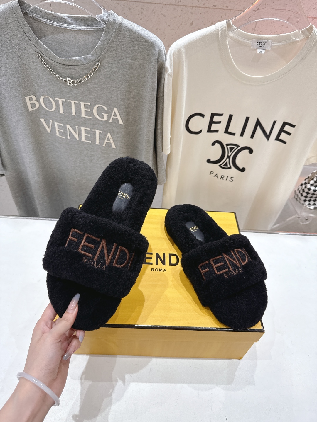 高版本出厂  
  Fendi/芬迪2025ss秋冬新款居家平底毛毛拖鞋，真是好玩好看好萌哒
原版复刻精