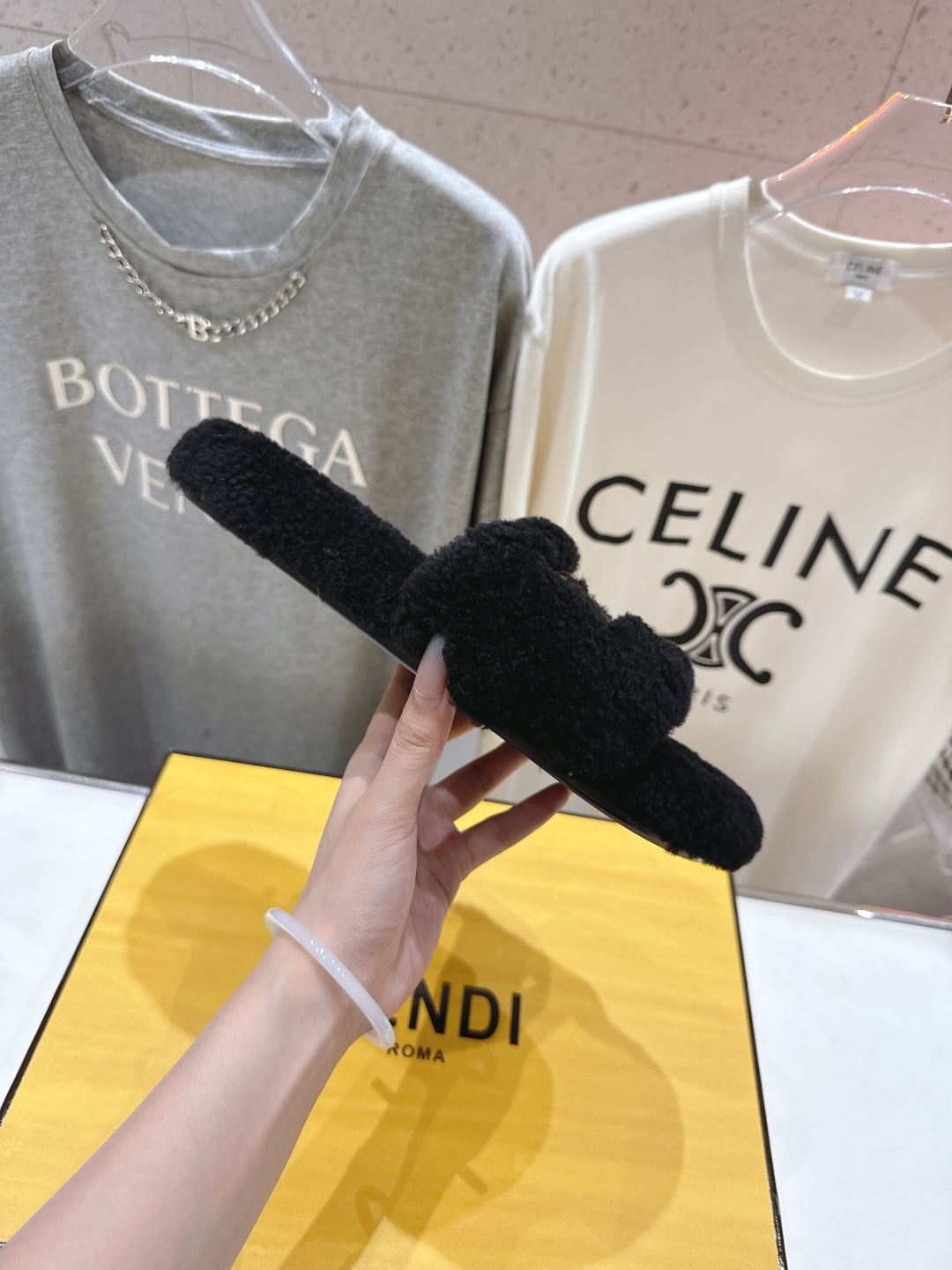 高版本出厂  
  Fendi/芬迪2025ss秋冬新款居家平底毛毛拖鞋，真是好玩好看好萌哒
原版复刻精