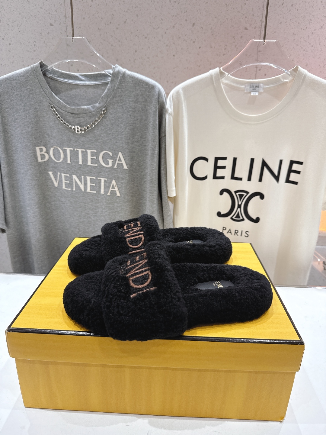 高版本出厂  
  Fendi/芬迪2025ss秋冬新款居家平底毛毛拖鞋，真是好玩好看好萌哒
原版复刻精