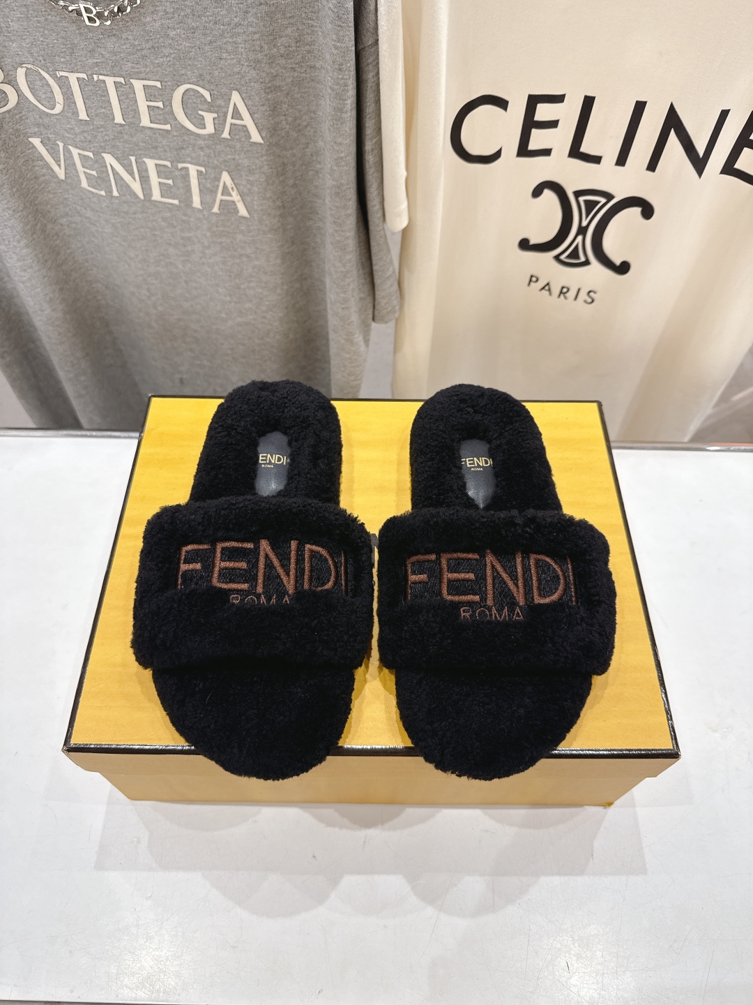 高版本出厂  
  Fendi/芬迪2025ss秋冬新款居家平底毛毛拖鞋，真是好玩好看好萌哒
原版复刻精