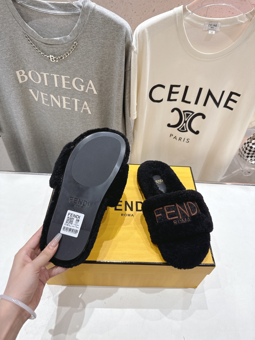 高版本出厂  
  Fendi/芬迪2025ss秋冬新款居家平底毛毛拖鞋，真是好玩好看好萌哒
原版复刻精