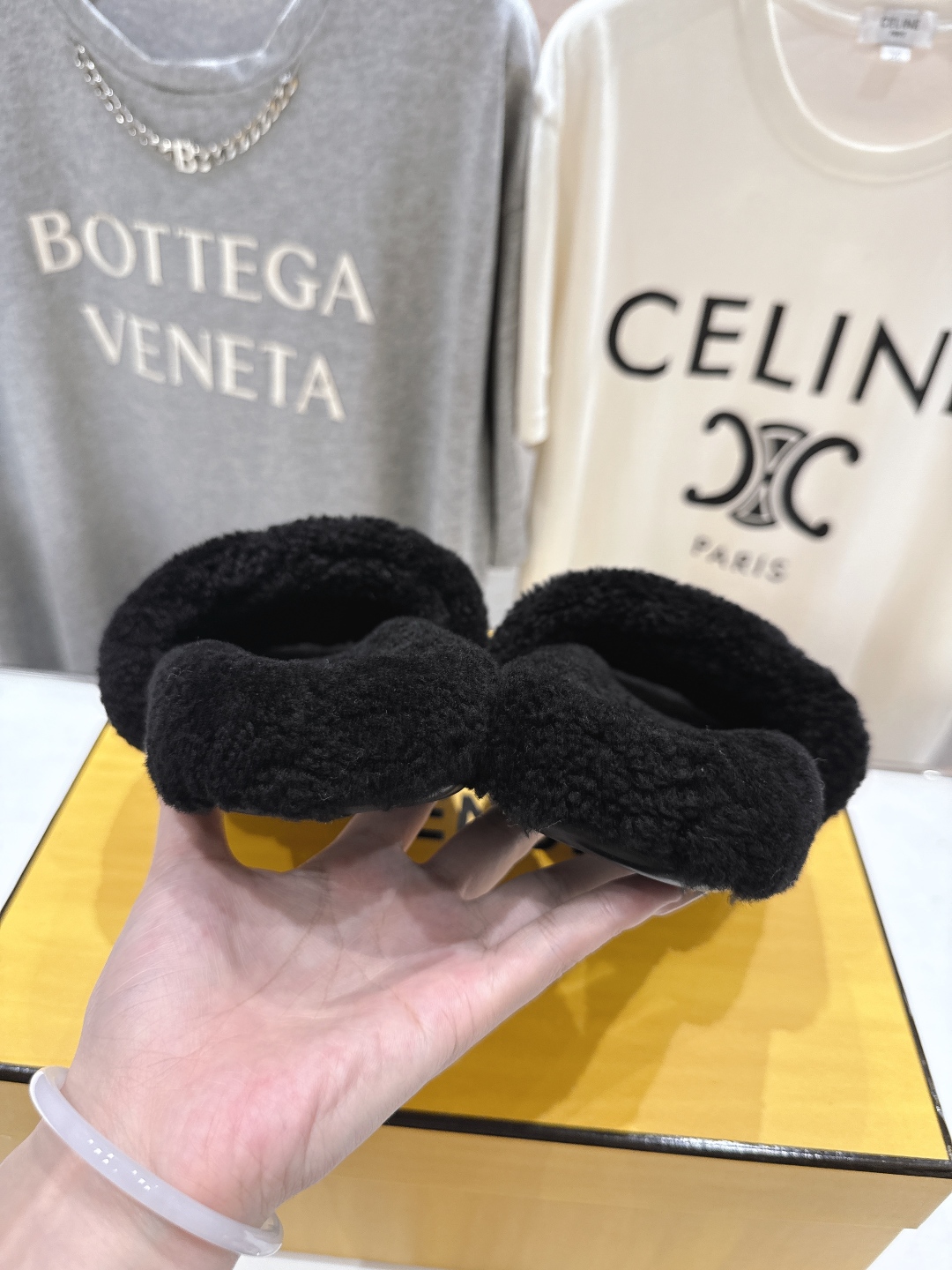 高版本出厂  
  Fendi/芬迪2025ss秋冬新款居家平底毛毛拖鞋，真是好玩好看好萌哒
原版复刻精
