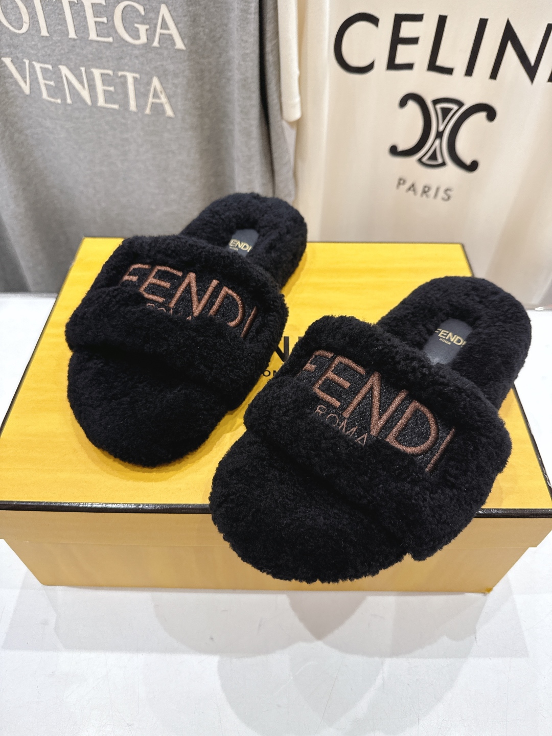 高版本出厂  
  Fendi/芬迪2025ss秋冬新款居家平底毛毛拖鞋，真是好玩好看好萌哒
原版复刻精