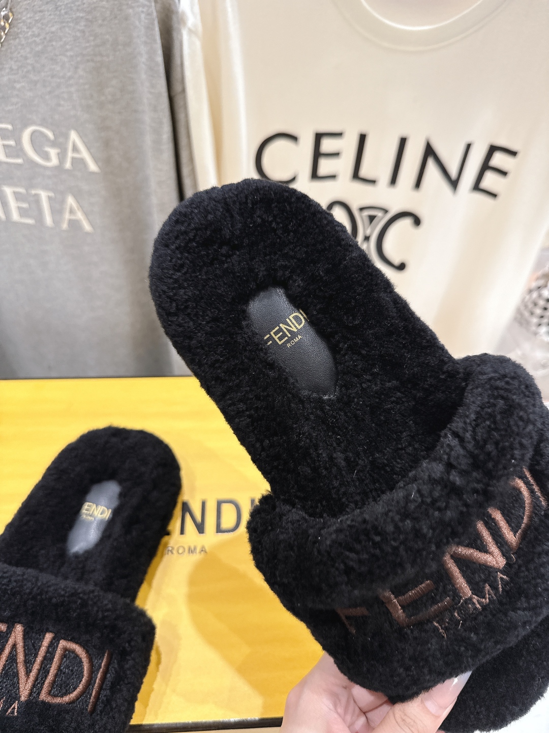 高版本出厂  
  Fendi/芬迪2025ss秋冬新款居家平底毛毛拖鞋，真是好玩好看好萌哒
原版复刻精