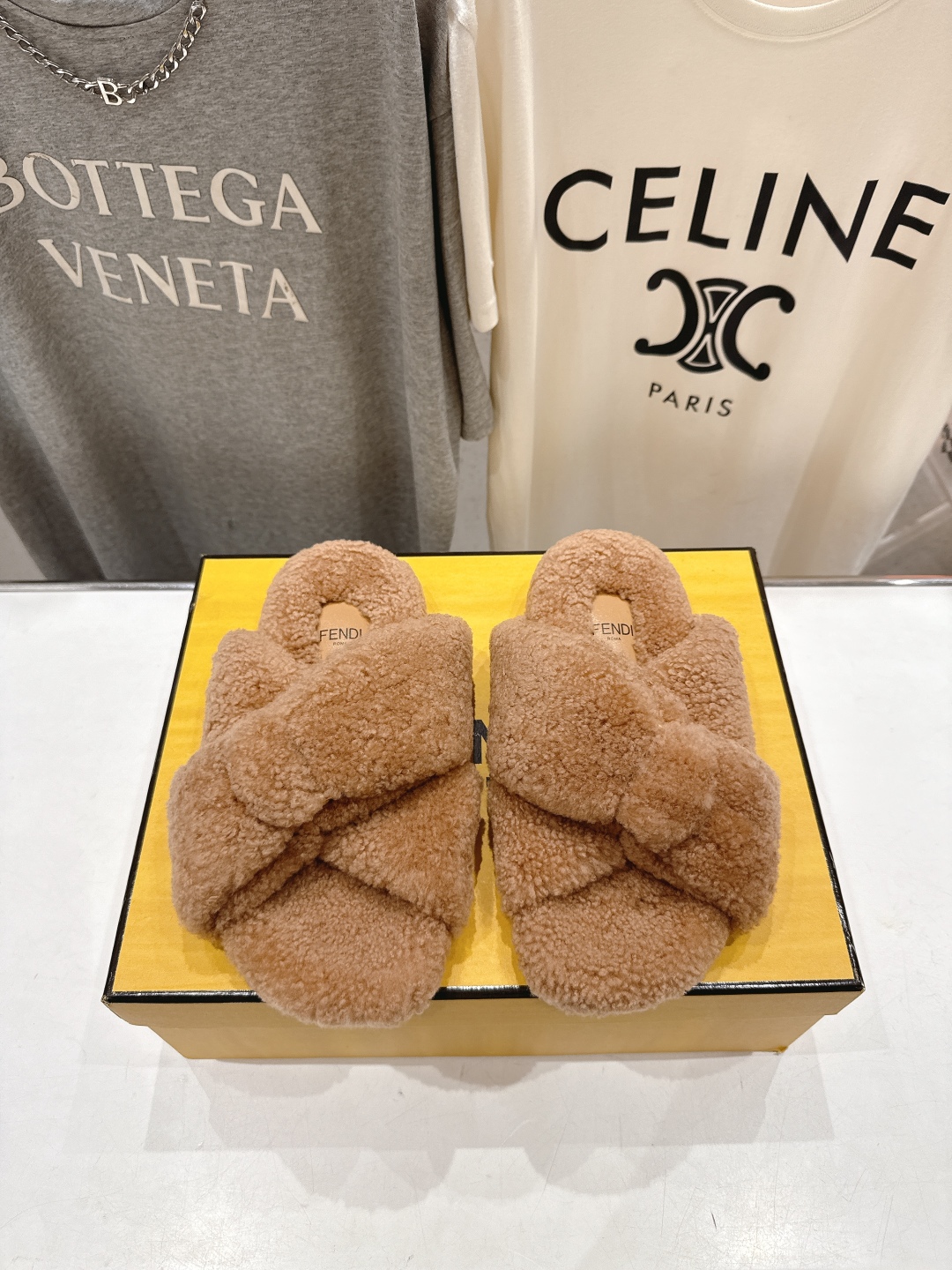 高版本出厂
  FENDI/芬迪2025ss秋冬新款专柜原版复刻平底毛毛拖 羊羔🐑毛，原版品质
原版包装