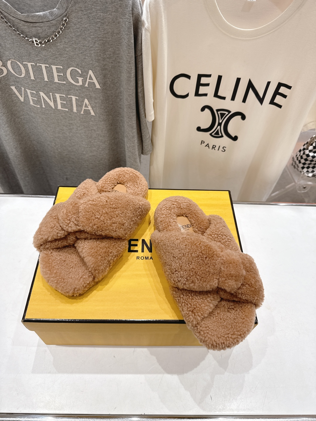 高版本出厂
  FENDI/芬迪2025ss秋冬新款专柜原版复刻平底毛毛拖 羊羔🐑毛，原版品质
原版包装