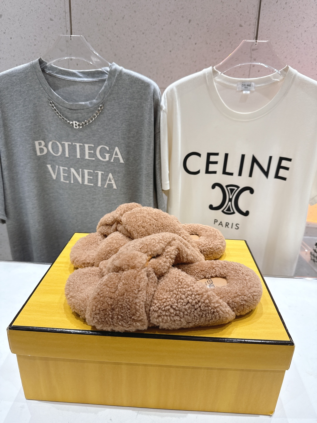 高版本出厂
  FENDI/芬迪2025ss秋冬新款专柜原版复刻平底毛毛拖 羊羔🐑毛，原版品质
原版包装