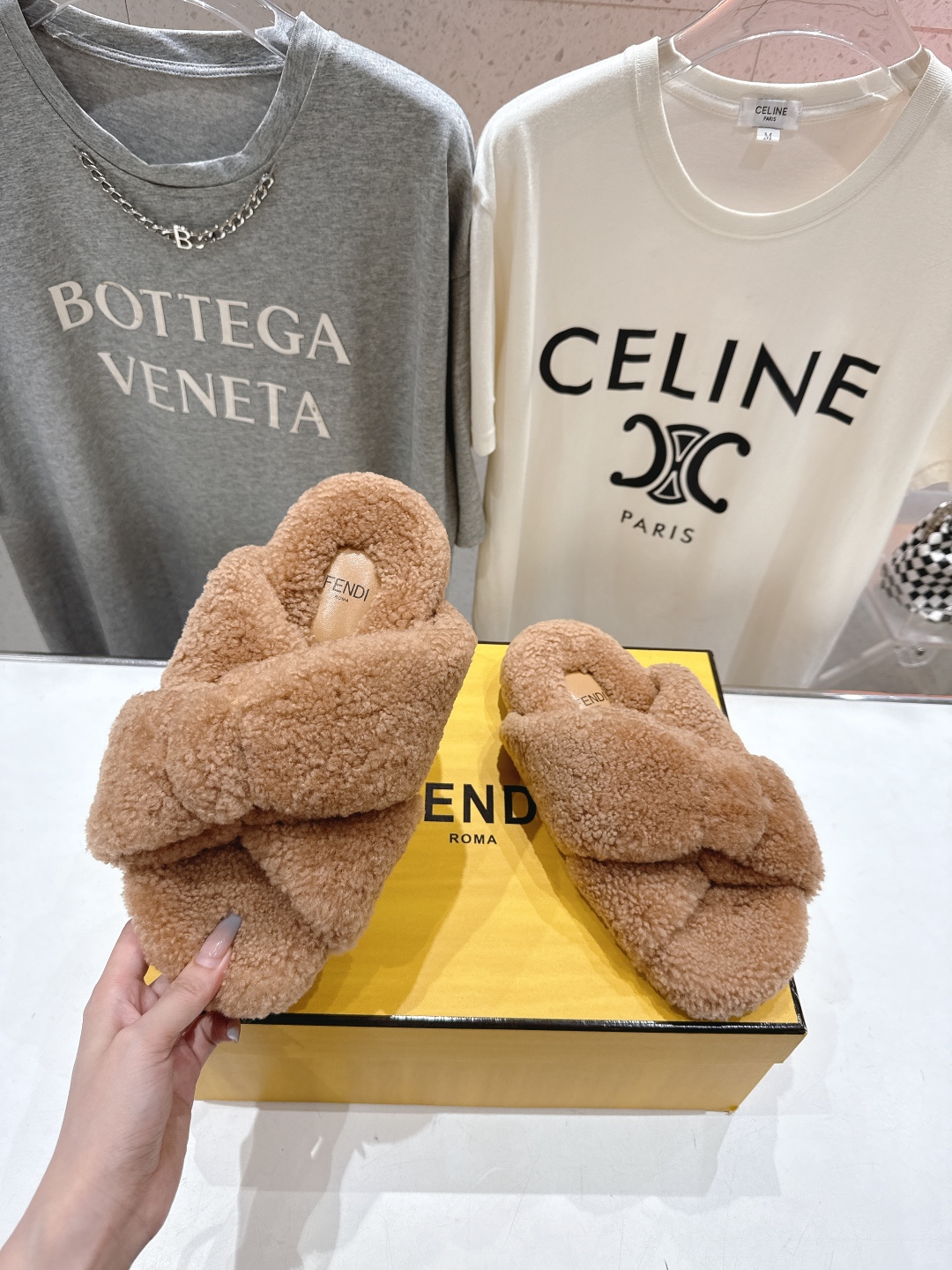高版本出厂
  FENDI/芬迪2025ss秋冬新款专柜原版复刻平底毛毛拖 羊羔🐑毛，原版品质
原版包装