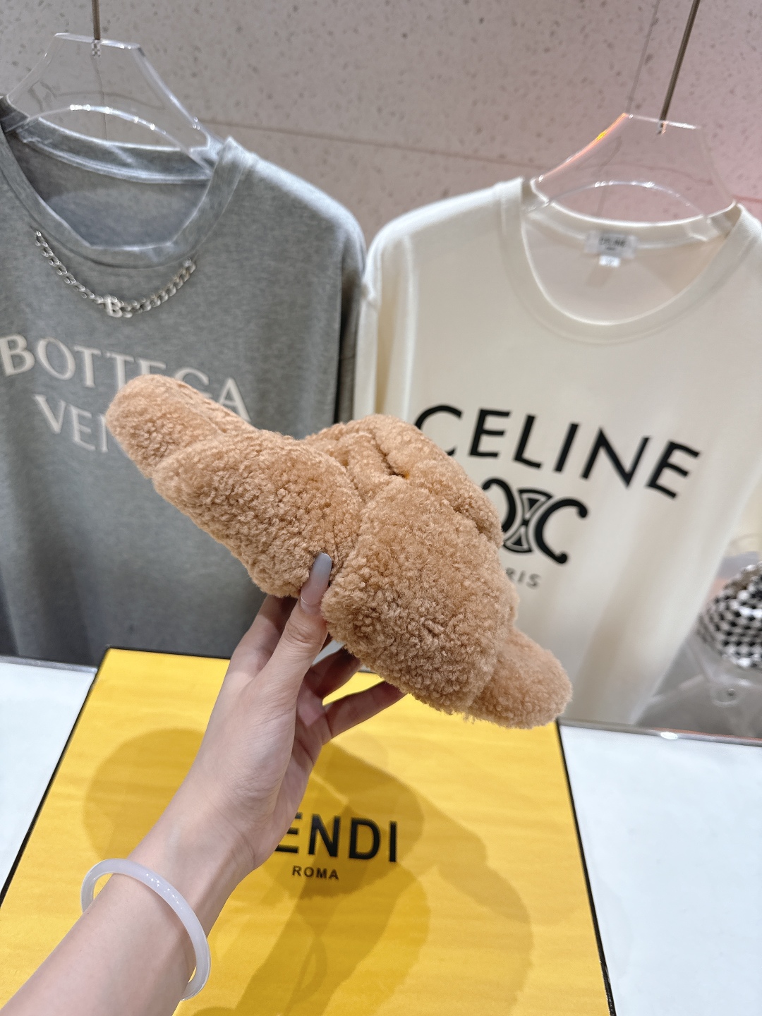 高版本出厂
  FENDI/芬迪2025ss秋冬新款专柜原版复刻平底毛毛拖 羊羔🐑毛，原版品质
原版包装