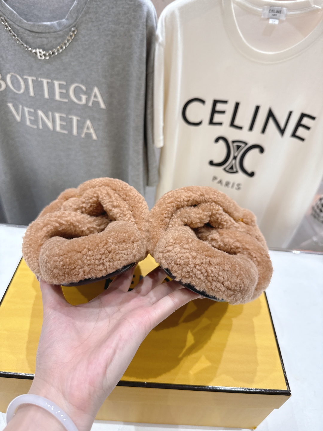 高版本出厂
  FENDI/芬迪2025ss秋冬新款专柜原版复刻平底毛毛拖 羊羔🐑毛，原版品质
原版包装
