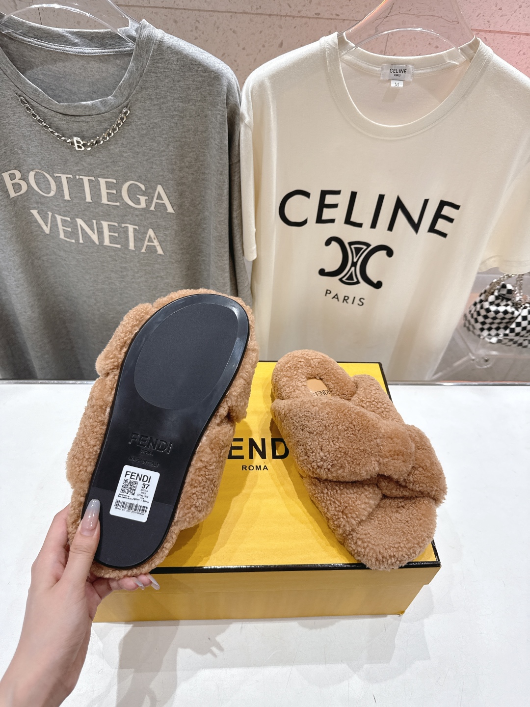 高版本出厂
  FENDI/芬迪2025ss秋冬新款专柜原版复刻平底毛毛拖 羊羔🐑毛，原版品质
原版包装