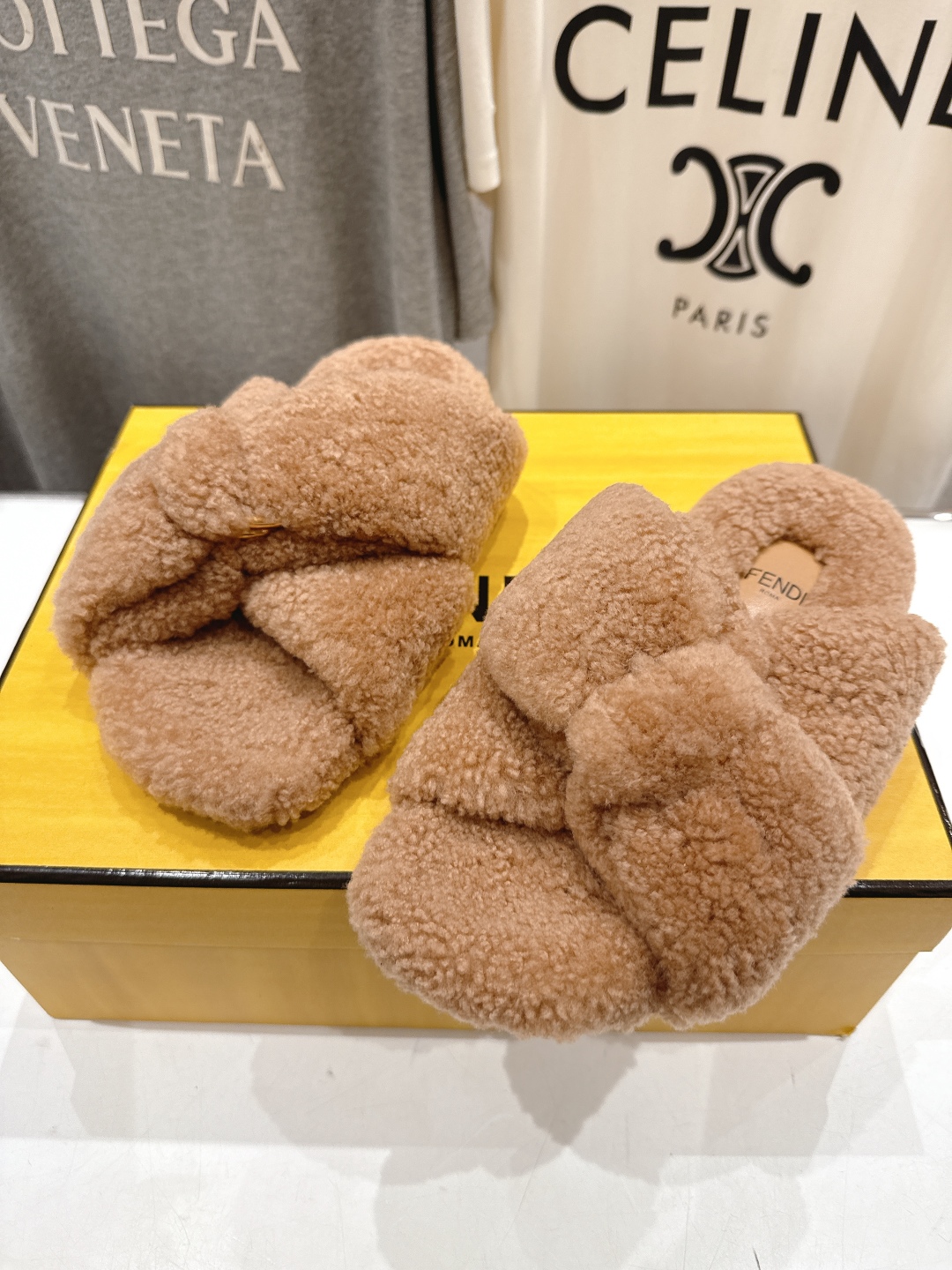 高版本出厂
  FENDI/芬迪2025ss秋冬新款专柜原版复刻平底毛毛拖 羊羔🐑毛，原版品质
原版包装