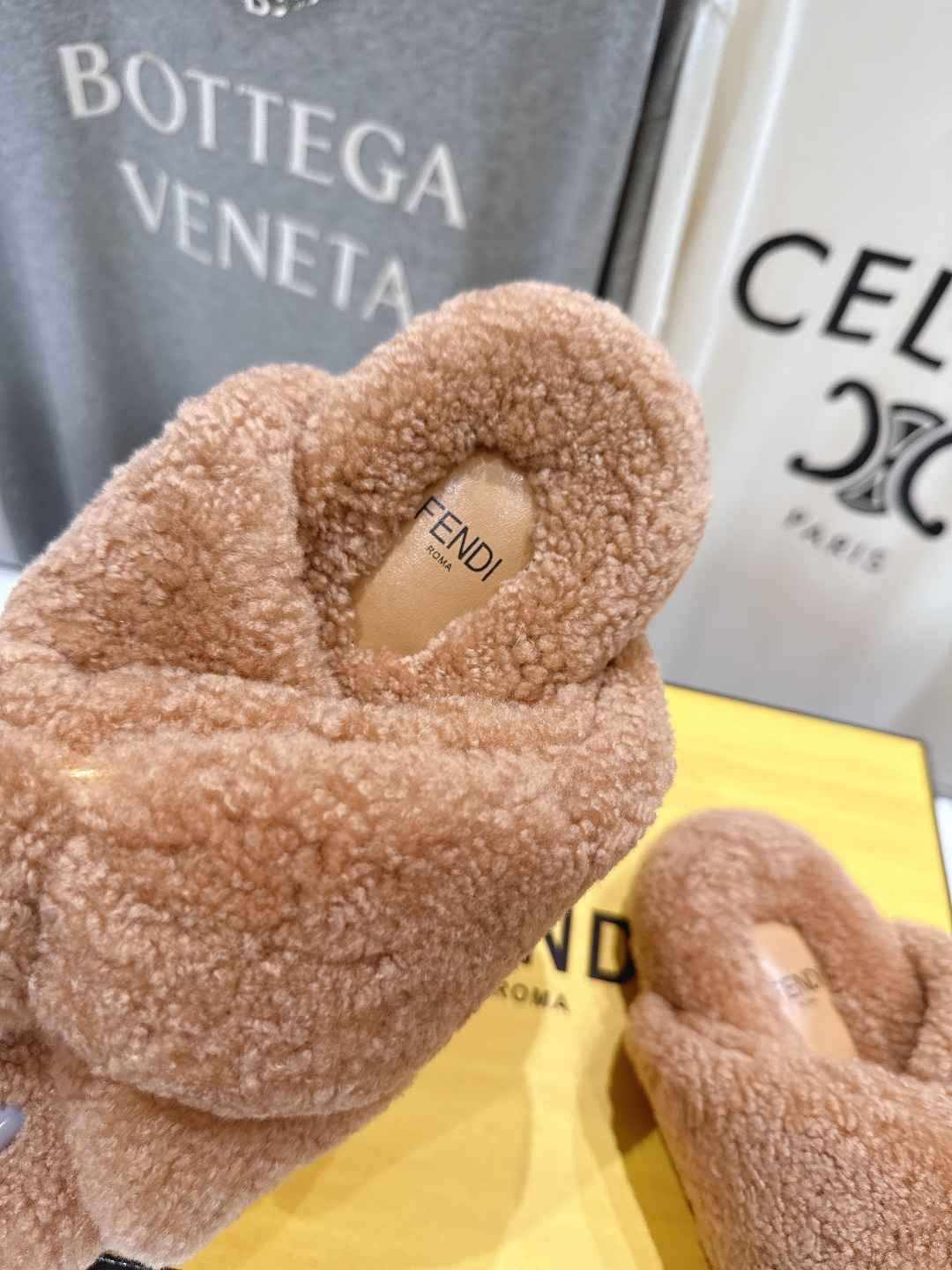 高版本出厂
  FENDI/芬迪2025ss秋冬新款专柜原版复刻平底毛毛拖 羊羔🐑毛，原版品质
原版包装