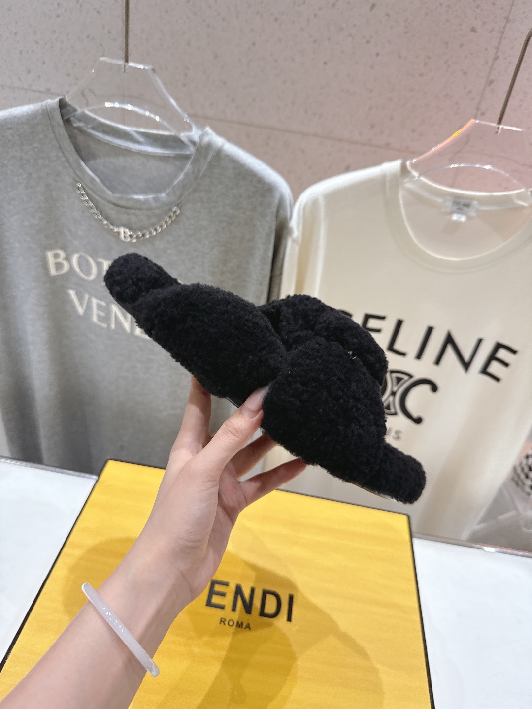 高版本出厂
  FENDI/芬迪2025ss秋冬新款专柜原版复刻平底毛毛拖 羊羔🐑毛，原版品质
原版包装