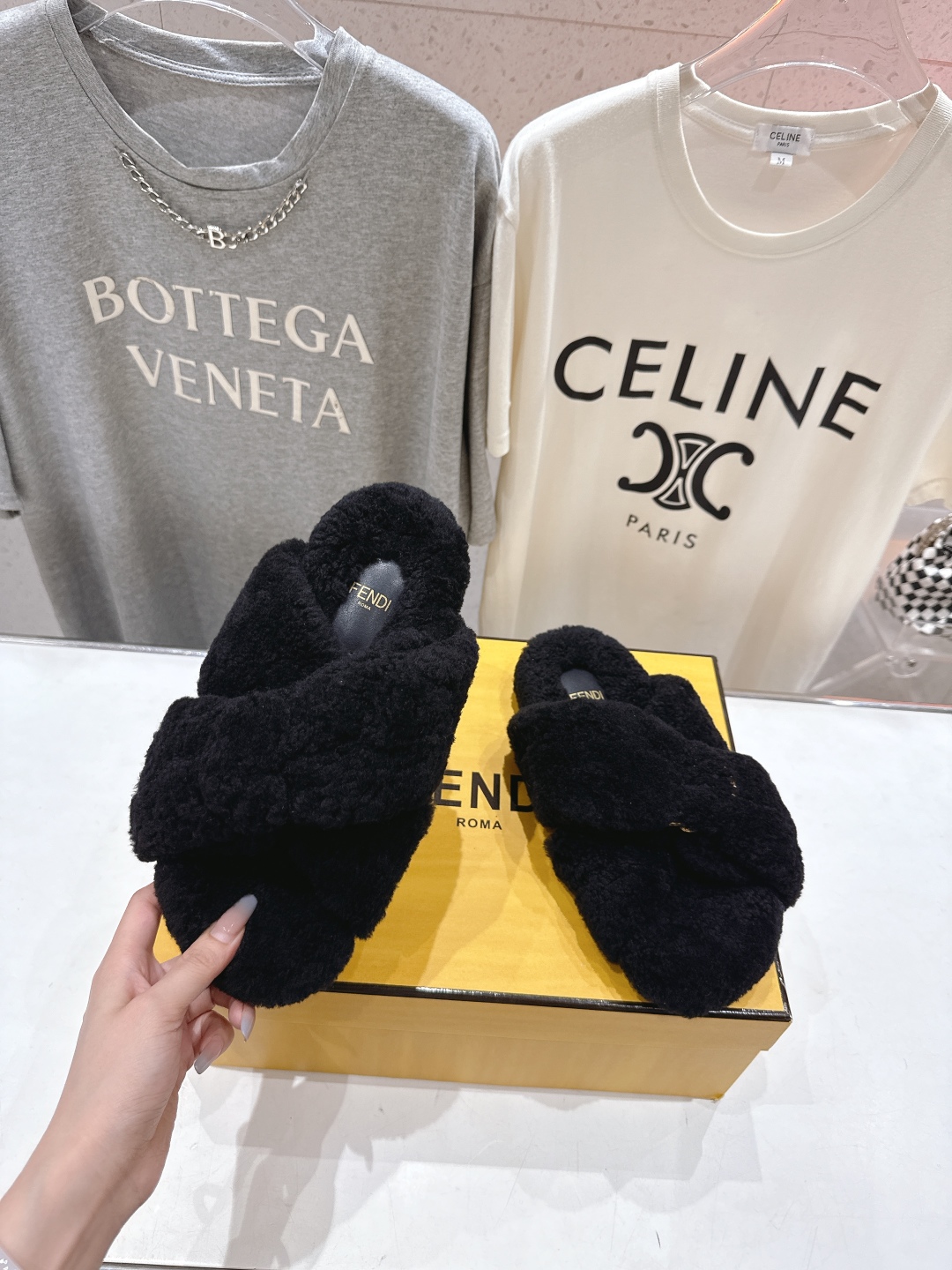 高版本出厂
  FENDI/芬迪2025ss秋冬新款专柜原版复刻平底毛毛拖 羊羔🐑毛，原版品质
原版包装