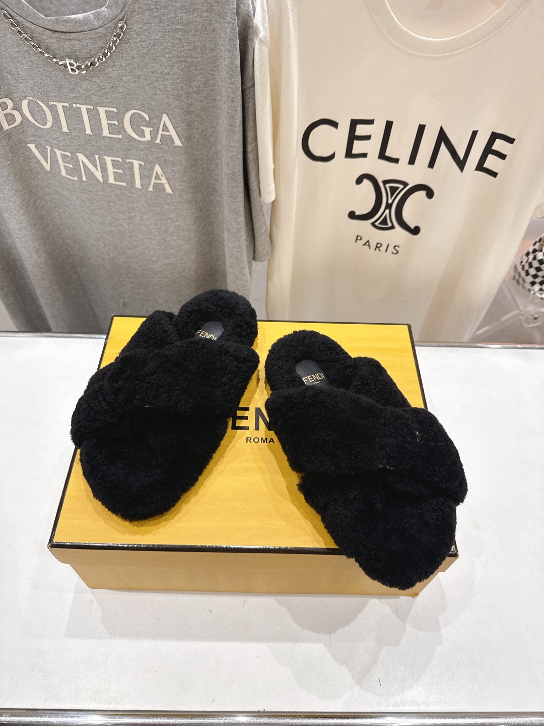 高版本出厂
  FENDI/芬迪2025ss秋冬新款专柜原版复刻平底毛毛拖 羊羔🐑毛，原版品质
原版包装