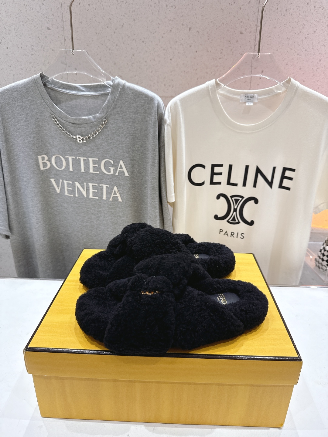 高版本出厂
  FENDI/芬迪2025ss秋冬新款专柜原版复刻平底毛毛拖 羊羔🐑毛，原版品质
原版包装