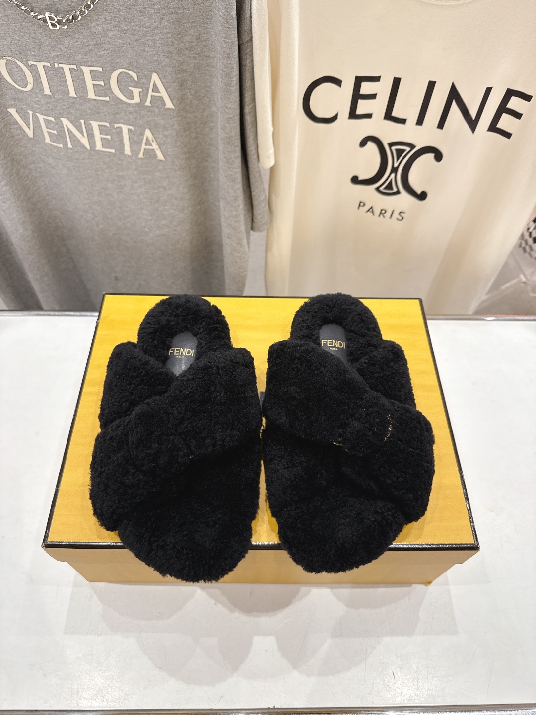 高版本出厂
  FENDI/芬迪2025ss秋冬新款专柜原版复刻平底毛毛拖 羊羔🐑毛，原版品质
原版包装