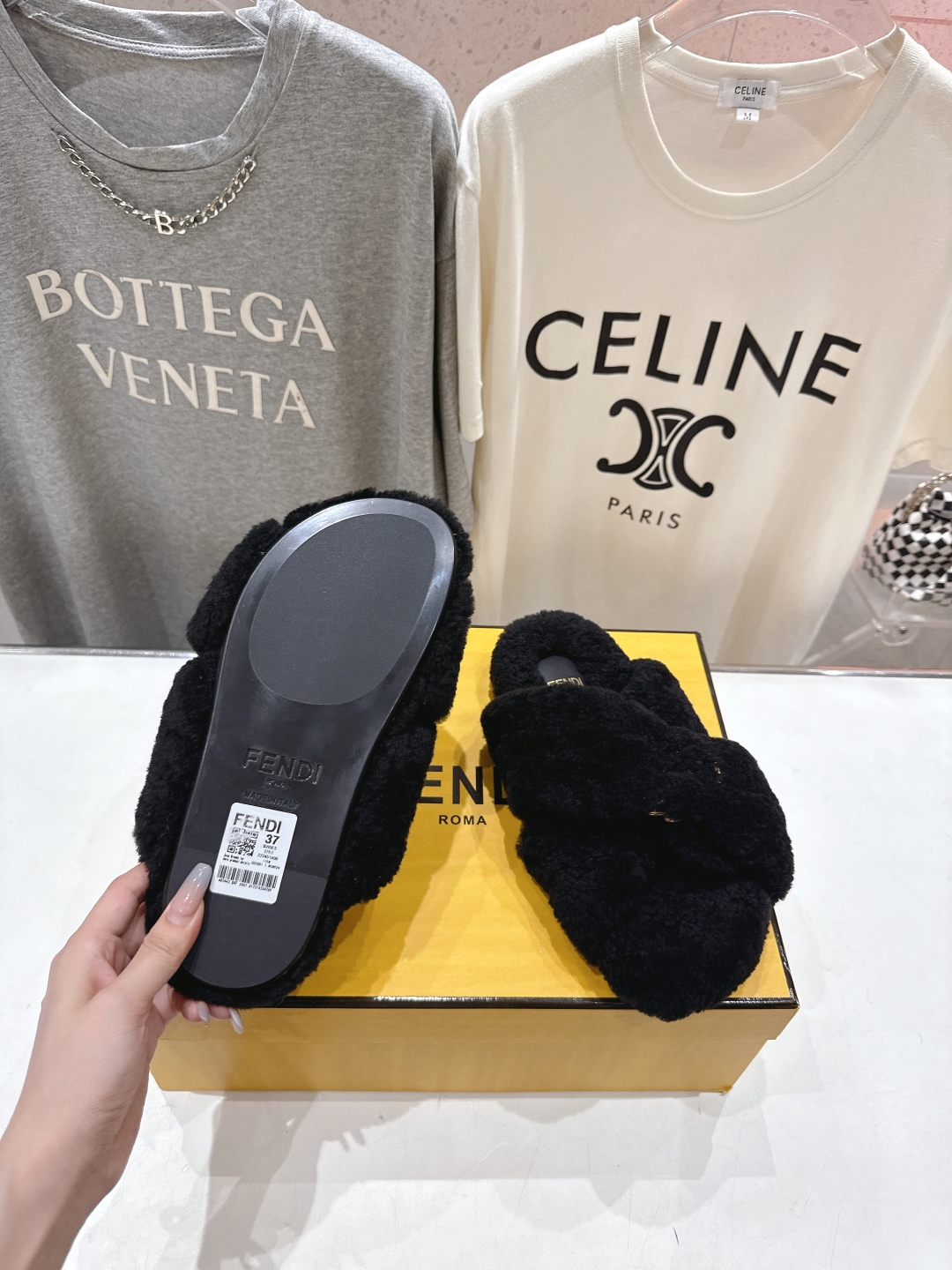 高版本出厂
  FENDI/芬迪2025ss秋冬新款专柜原版复刻平底毛毛拖 羊羔🐑毛，原版品质
原版包装