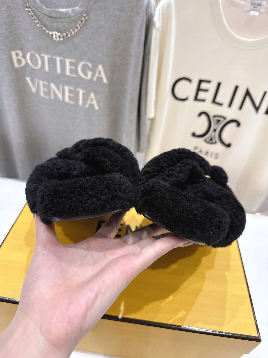 高版本出厂
  FENDI/芬迪2025ss秋冬新款专柜原版复刻平底毛毛拖 羊羔🐑毛，原版品质
原版包装