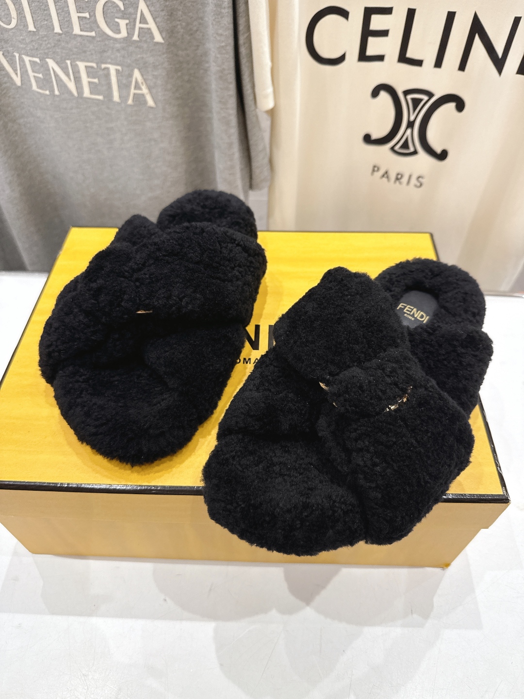 高版本出厂
  FENDI/芬迪2025ss秋冬新款专柜原版复刻平底毛毛拖 羊羔🐑毛，原版品质
原版包装
