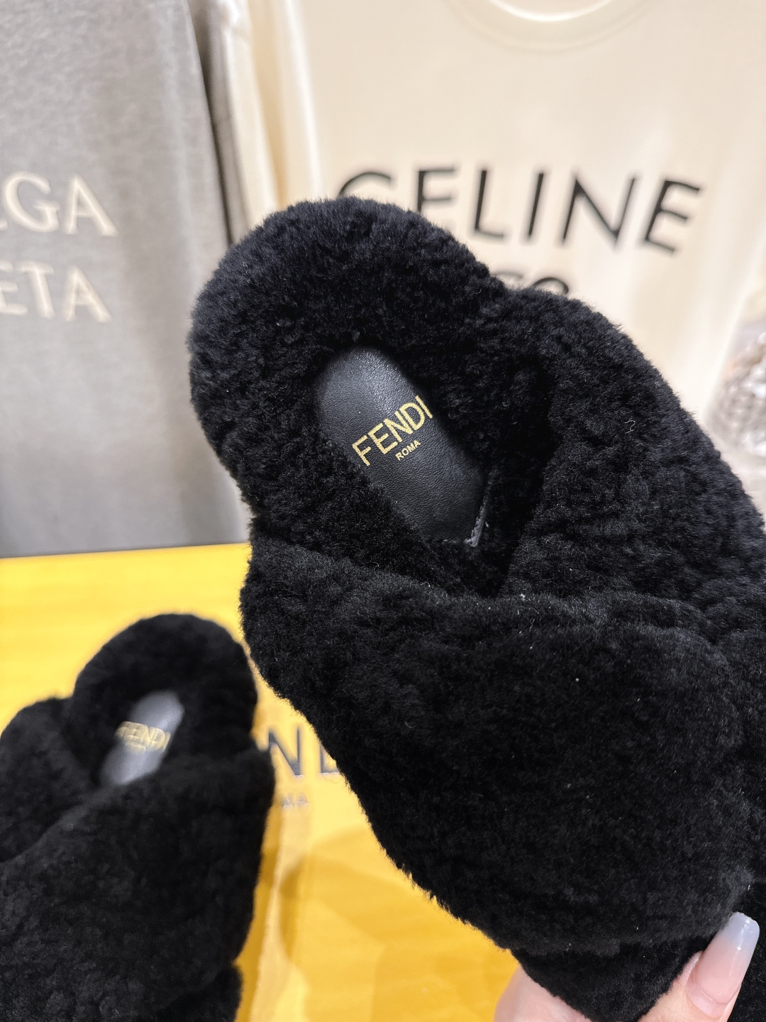 高版本出厂
  FENDI/芬迪2025ss秋冬新款专柜原版复刻平底毛毛拖 羊羔🐑毛，原版品质
原版包装