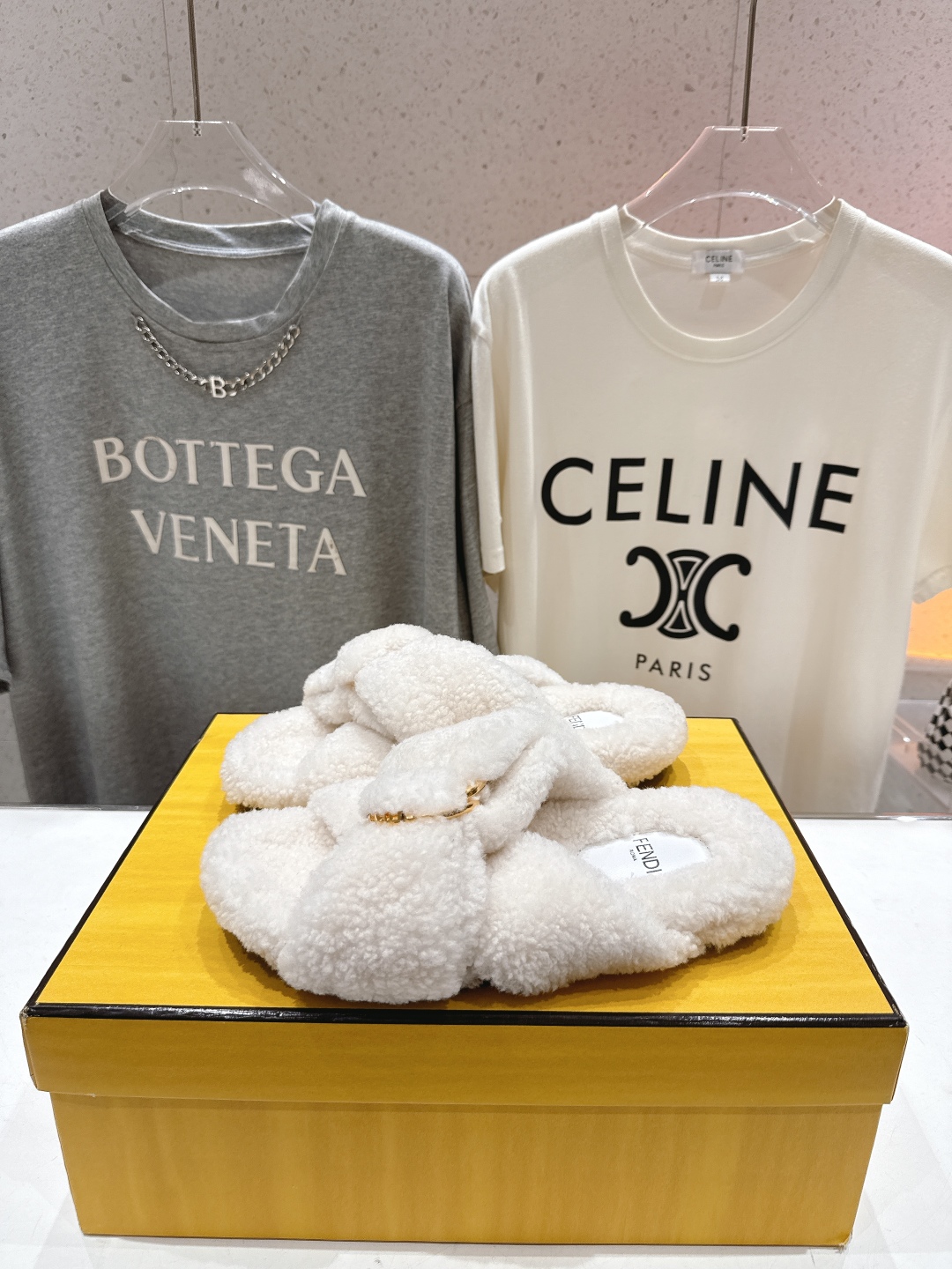 高版本出厂
  FENDI/芬迪2025ss秋冬新款专柜原版复刻平底毛毛拖 羊羔🐑毛，原版品质
原版包装