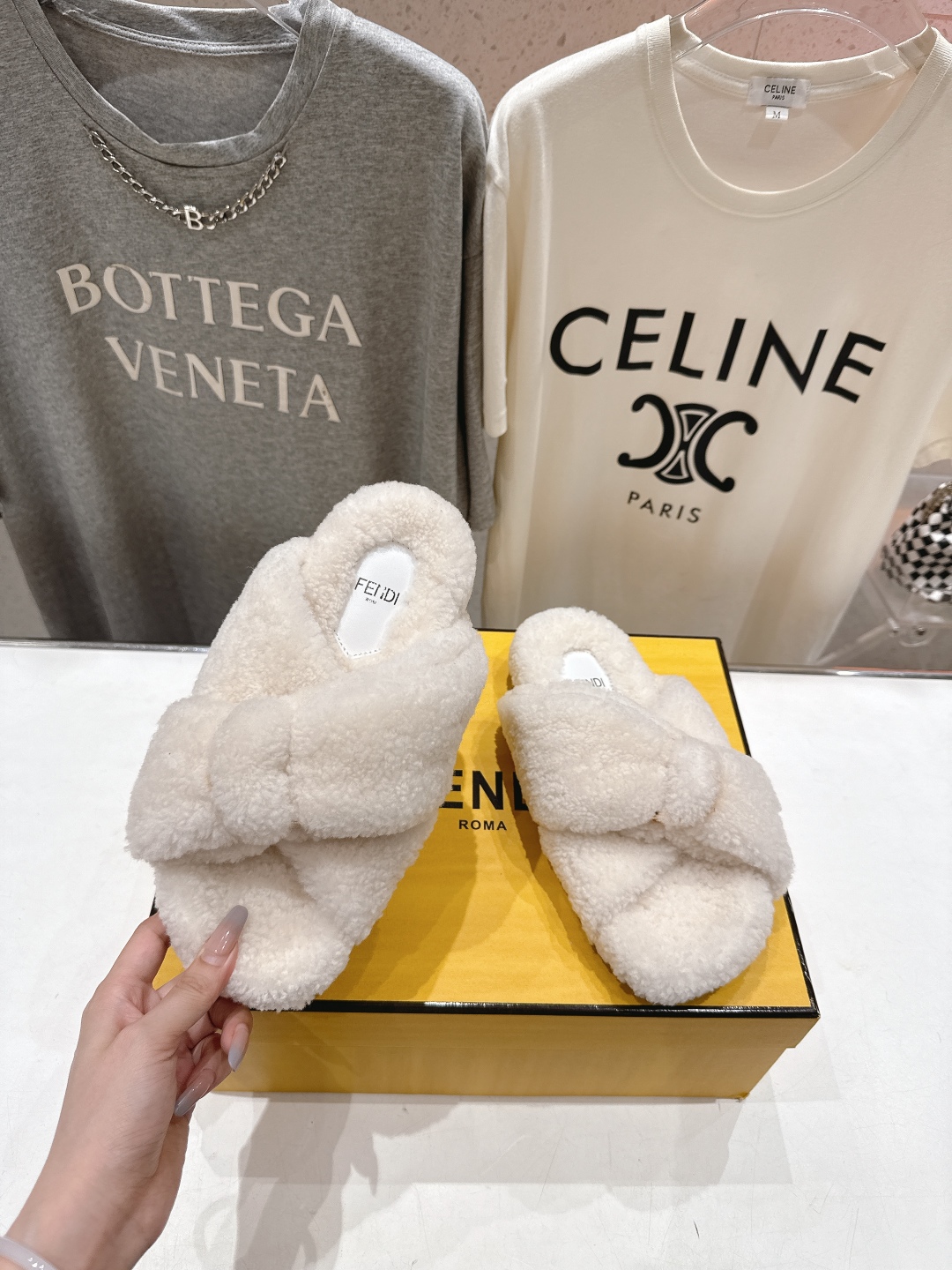 高版本出厂
  FENDI/芬迪2025ss秋冬新款专柜原版复刻平底毛毛拖 羊羔🐑毛，原版品质
原版包装