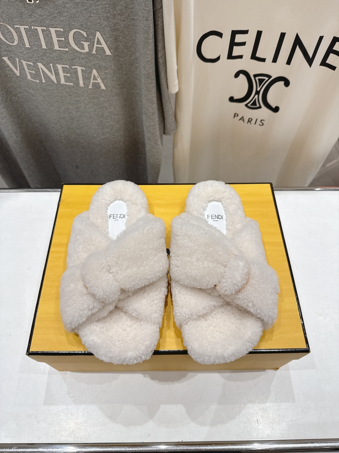 高版本出厂
  FENDI/芬迪2025ss秋冬新款专柜原版复刻平底毛毛拖 羊羔🐑毛，原版品质
原版包装
