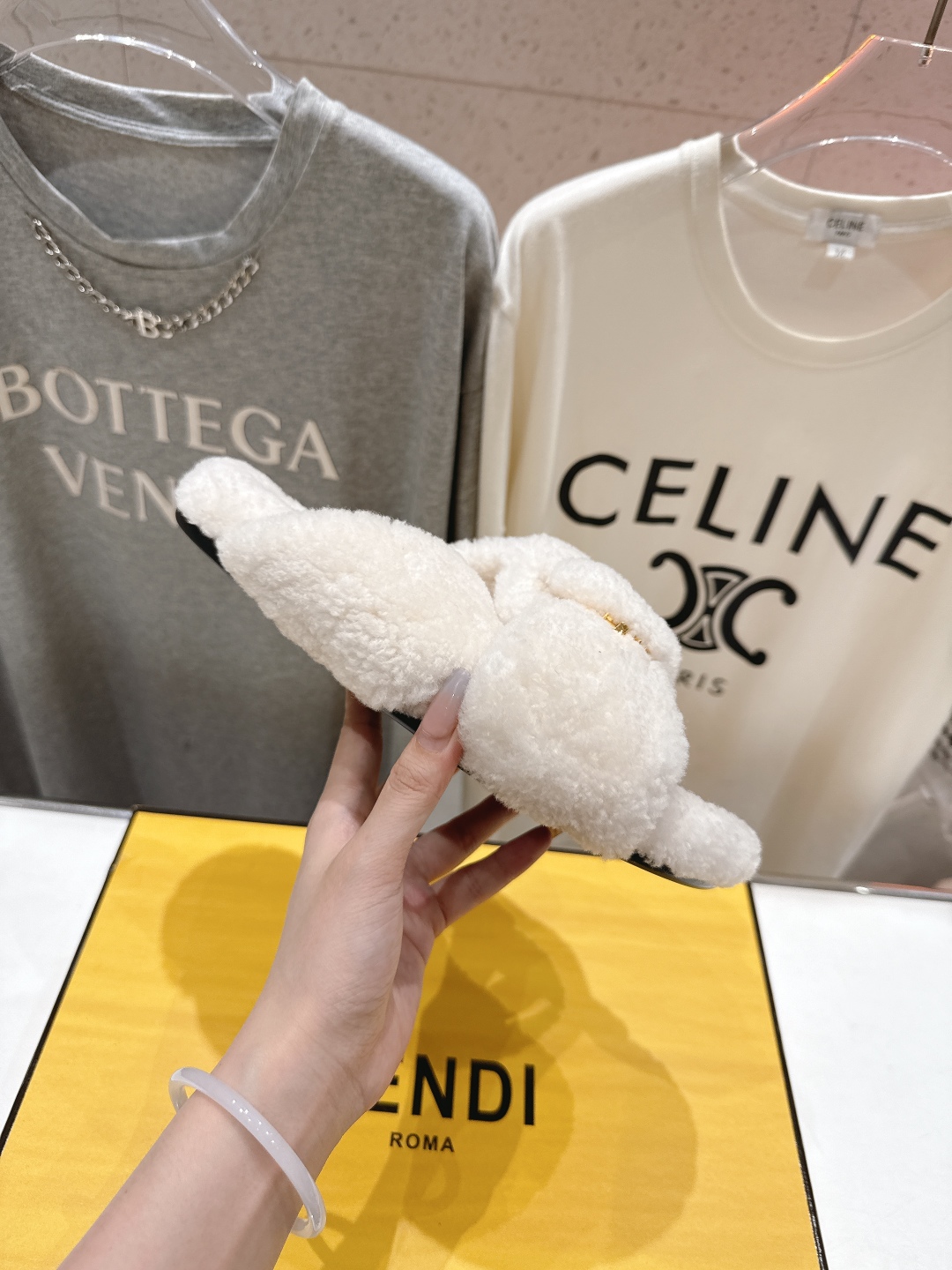 高版本出厂
  FENDI/芬迪2025ss秋冬新款专柜原版复刻平底毛毛拖 羊羔🐑毛，原版品质
原版包装