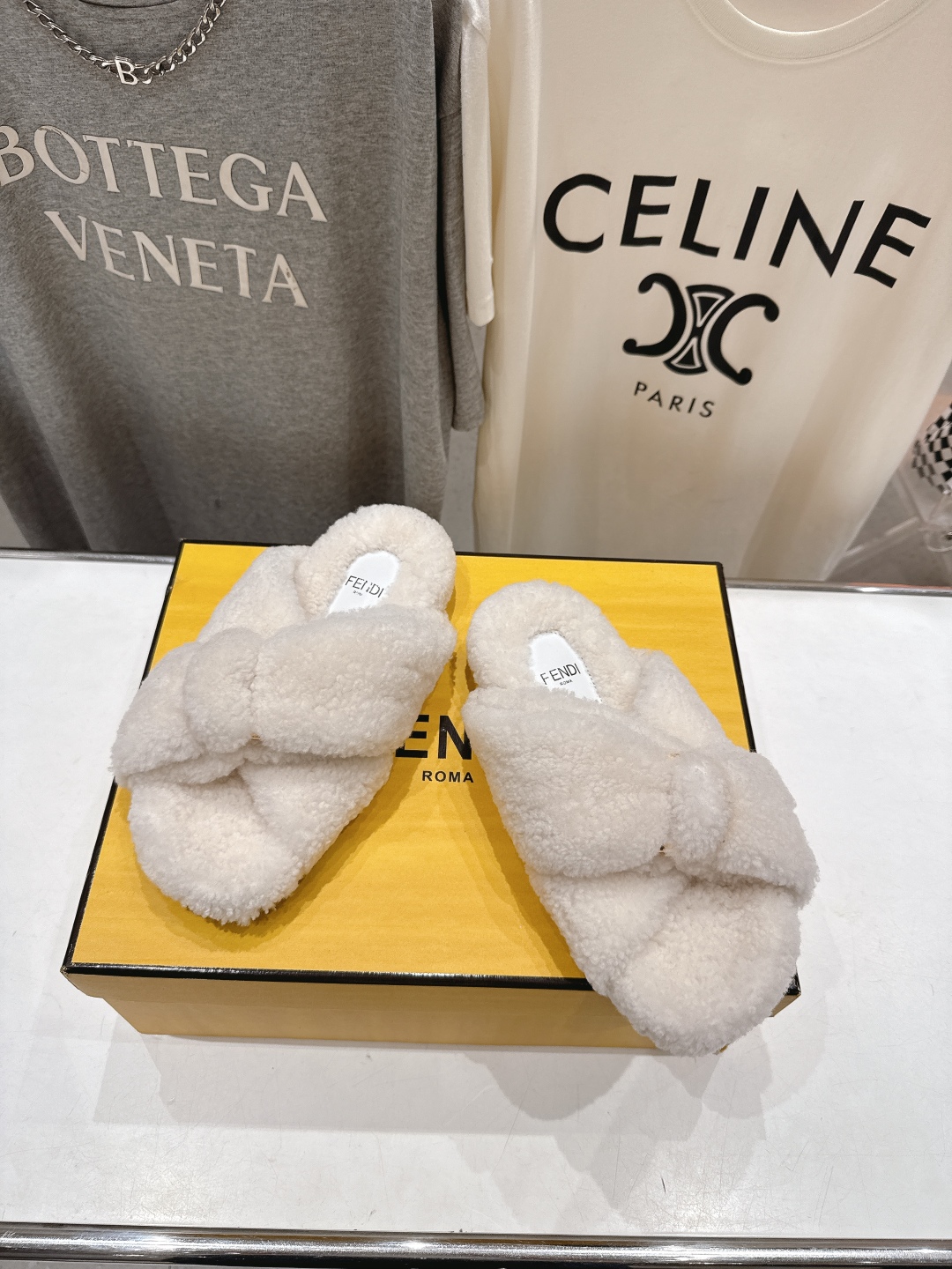 高版本出厂
  FENDI/芬迪2025ss秋冬新款专柜原版复刻平底毛毛拖 羊羔🐑毛，原版品质
原版包装