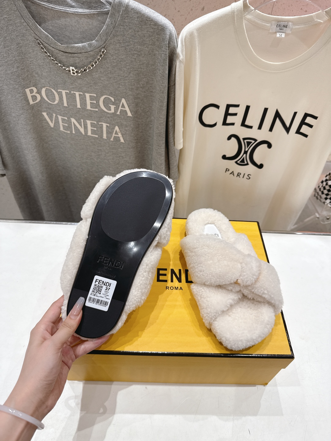 高版本出厂
  FENDI/芬迪2025ss秋冬新款专柜原版复刻平底毛毛拖 羊羔🐑毛，原版品质
原版包装