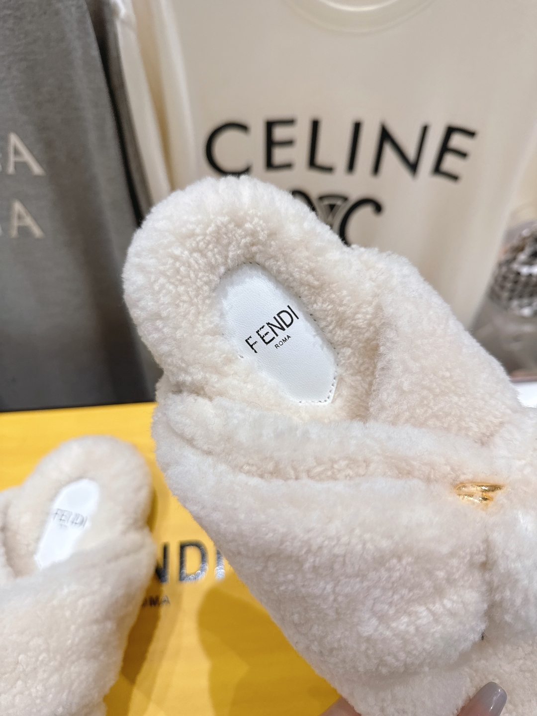 高版本出厂
  FENDI/芬迪2025ss秋冬新款专柜原版复刻平底毛毛拖 羊羔🐑毛，原版品质
原版包装