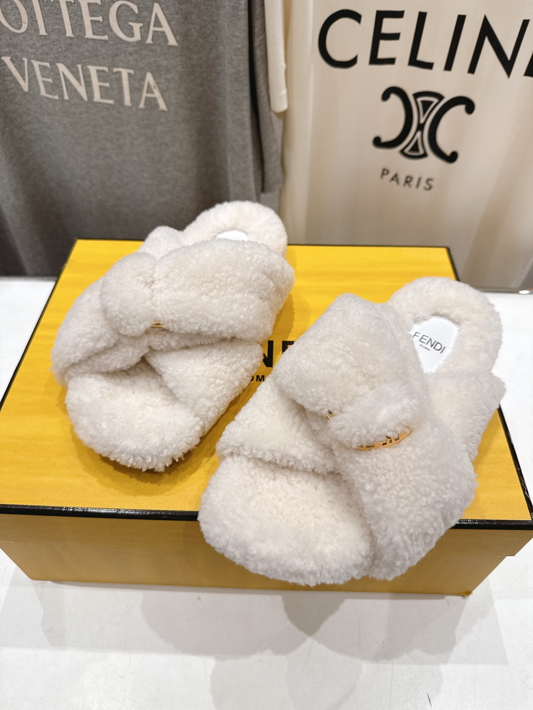 高版本出厂
  FENDI/芬迪2025ss秋冬新款专柜原版复刻平底毛毛拖 羊羔🐑毛，原版品质
原版包装