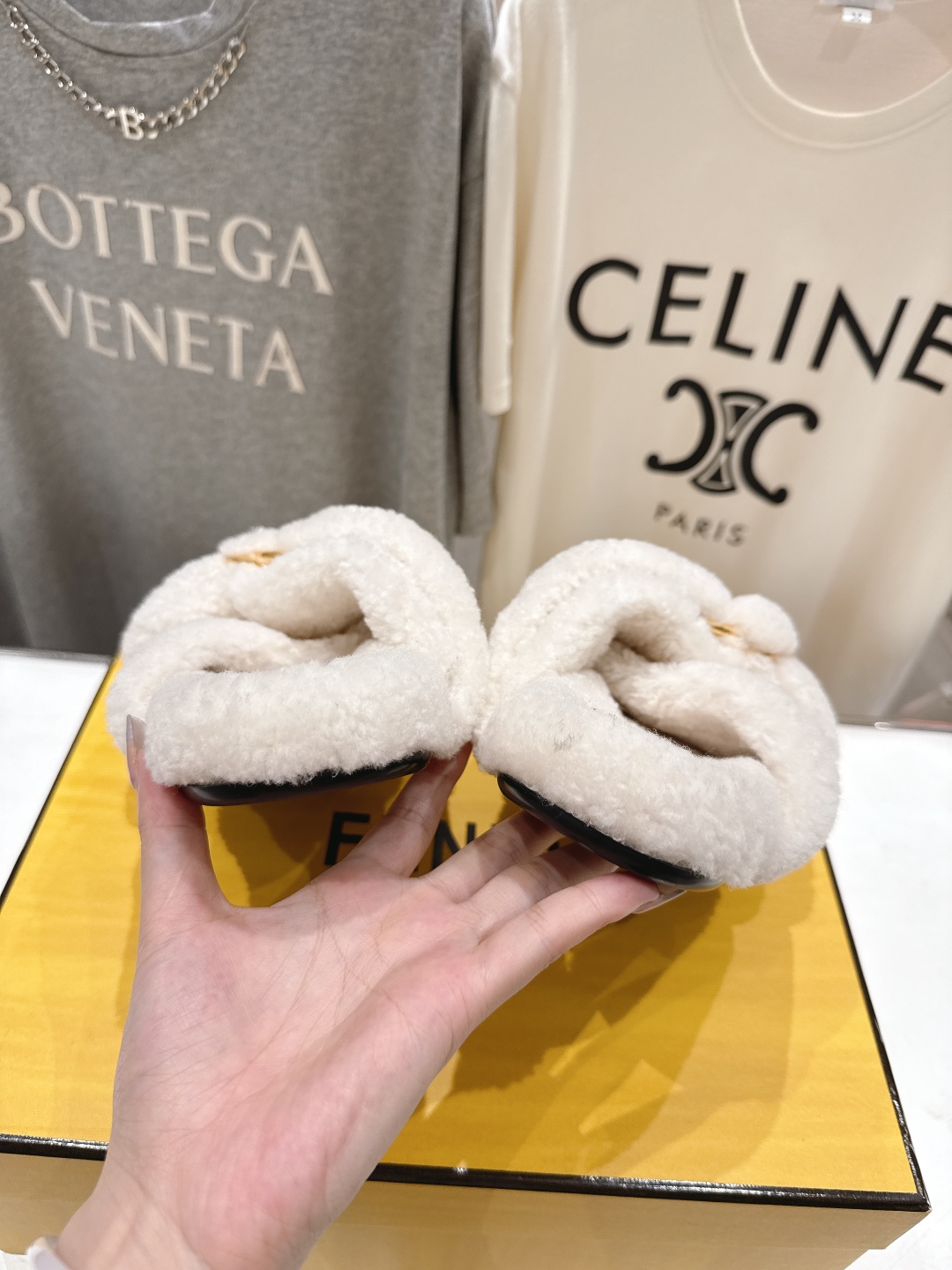 高版本出厂
  FENDI/芬迪2025ss秋冬新款专柜原版复刻平底毛毛拖 羊羔🐑毛，原版品质
原版包装
