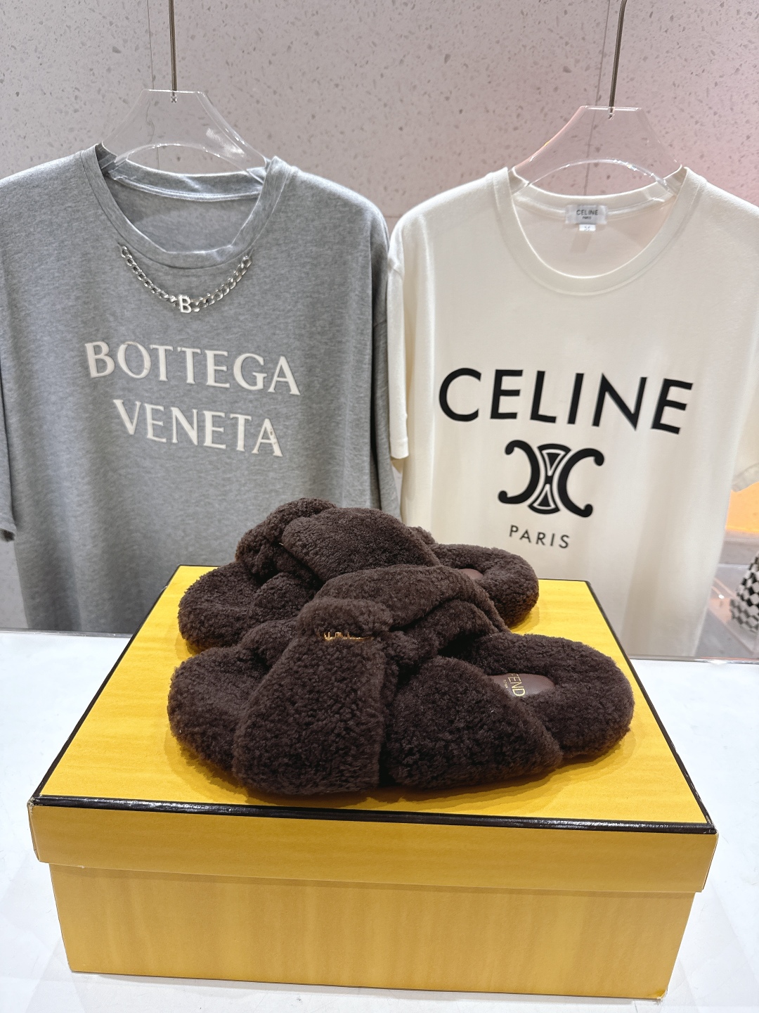 高版本出厂
  FENDI/芬迪2025ss秋冬新款专柜原版复刻平底毛毛拖 羊羔🐑毛，原版品质
原版包装
