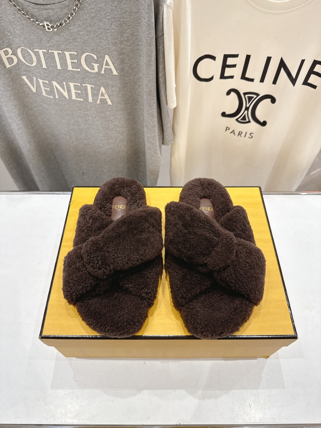 高版本出厂
  FENDI/芬迪2025ss秋冬新款专柜原版复刻平底毛毛拖 羊羔🐑毛，原版品质
原版包装