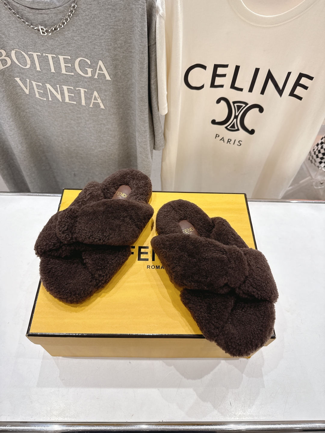 高版本出厂
  FENDI/芬迪2025ss秋冬新款专柜原版复刻平底毛毛拖 羊羔🐑毛，原版品质
原版包装