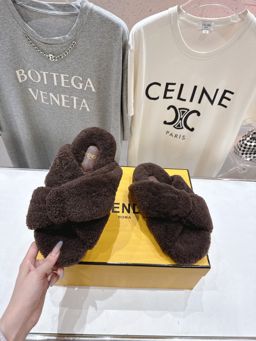 高版本出厂
  FENDI/芬迪2025ss秋冬新款专柜原版复刻平底毛毛拖 羊羔🐑毛，原版品质
原版包装