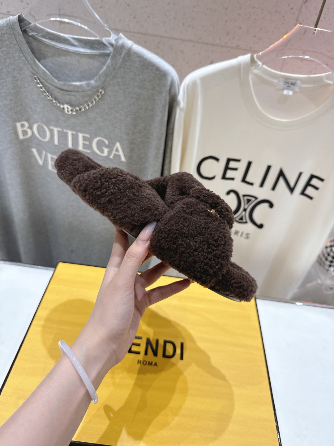 高版本出厂
  FENDI/芬迪2025ss秋冬新款专柜原版复刻平底毛毛拖 羊羔🐑毛，原版品质
原版包装