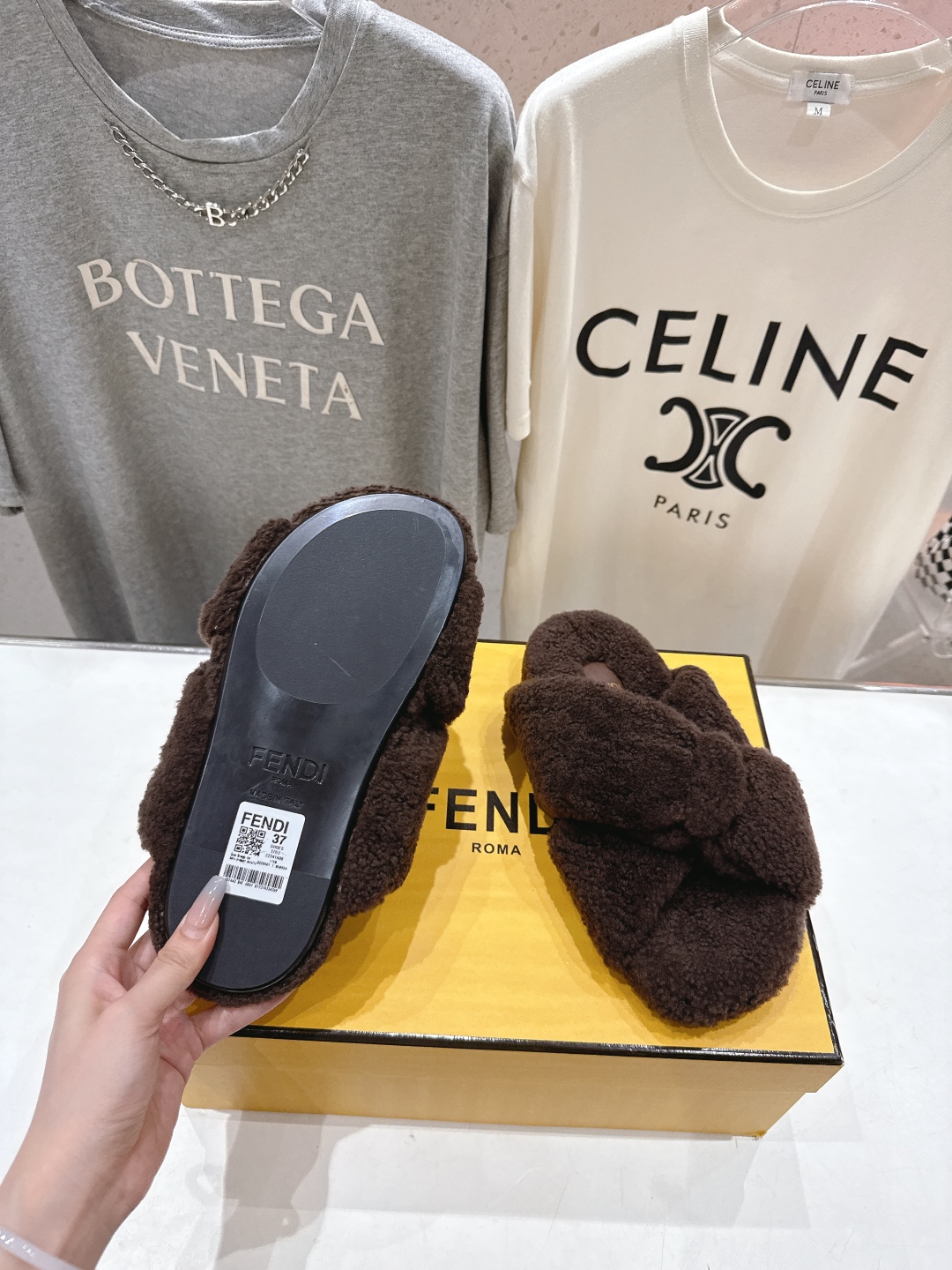 高版本出厂
  FENDI/芬迪2025ss秋冬新款专柜原版复刻平底毛毛拖 羊羔🐑毛，原版品质
原版包装