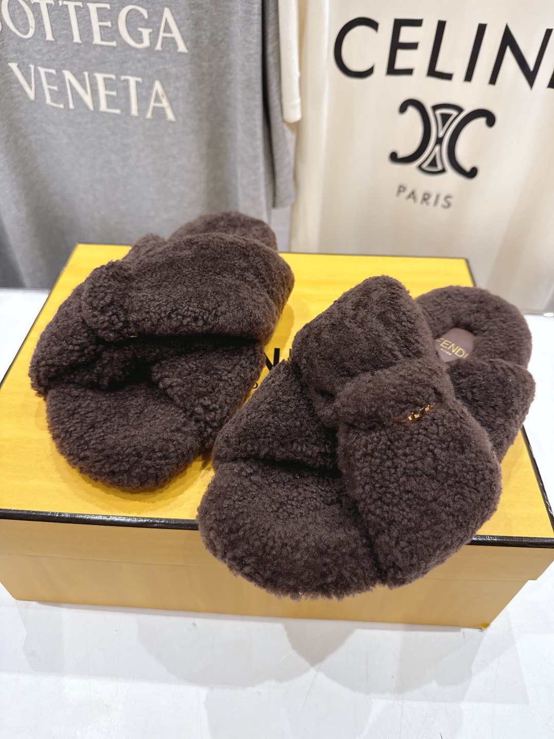 高版本出厂
  FENDI/芬迪2025ss秋冬新款专柜原版复刻平底毛毛拖 羊羔🐑毛，原版品质
原版包装