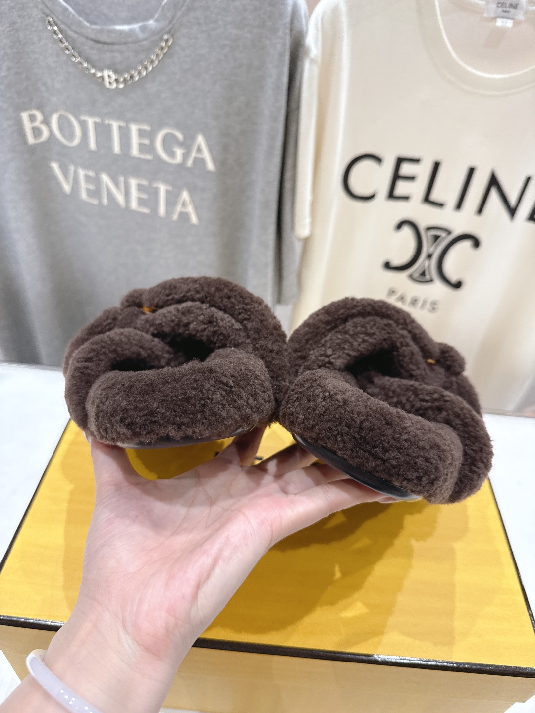 高版本出厂
  FENDI/芬迪2025ss秋冬新款专柜原版复刻平底毛毛拖 羊羔🐑毛，原版品质
原版包装