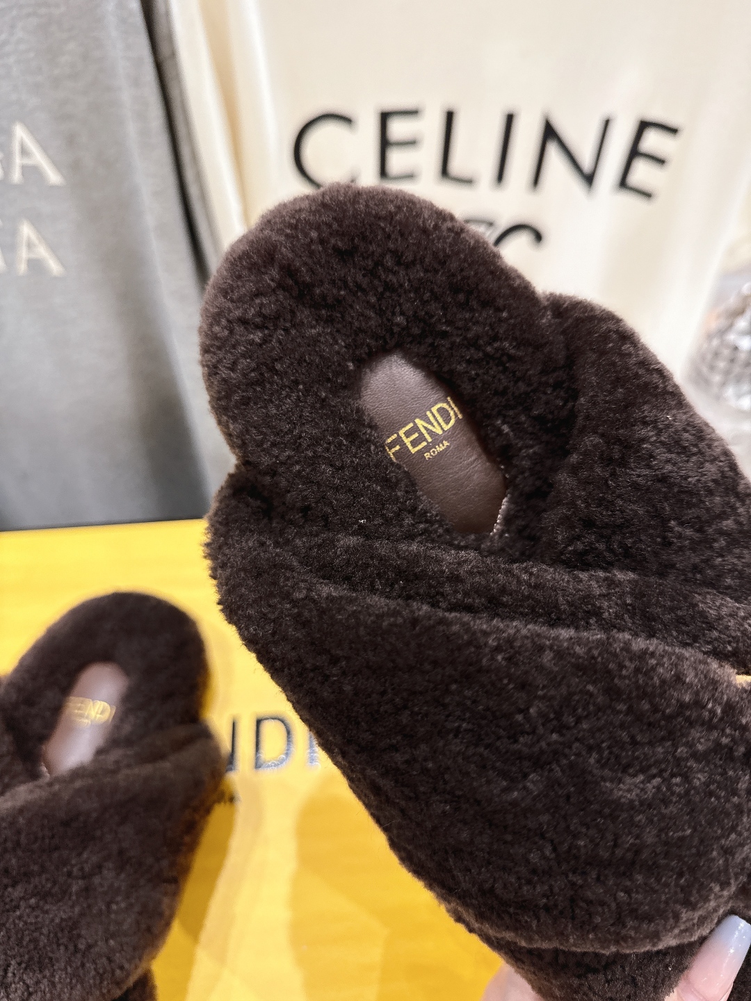 高版本出厂
  FENDI/芬迪2025ss秋冬新款专柜原版复刻平底毛毛拖 羊羔🐑毛，原版品质
原版包装
