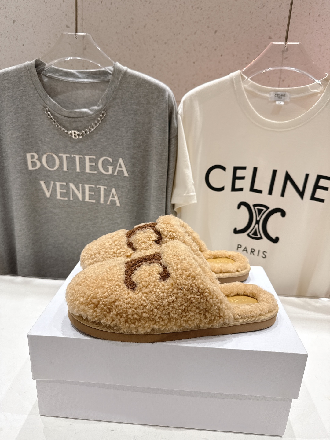 高版本出厂
  Celine/塞琳 2025ss新款平底勃肯半包羊毛拖鞋🐏，上脚非常舒适保暖
这一季的赛