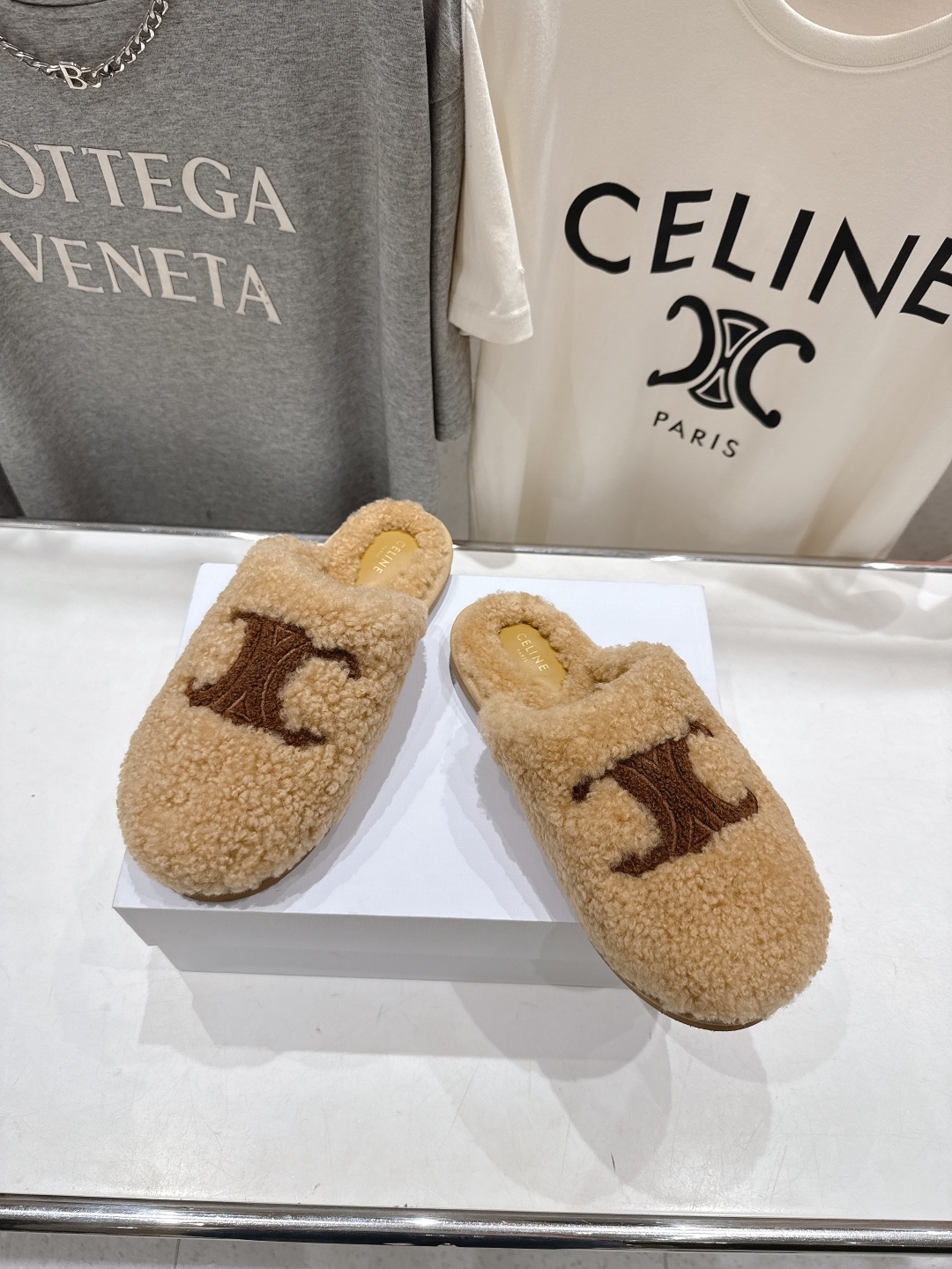 高版本出厂
  Celine/塞琳 2025ss新款平底勃肯半包羊毛拖鞋🐏，上脚非常舒适保暖
这一季的赛