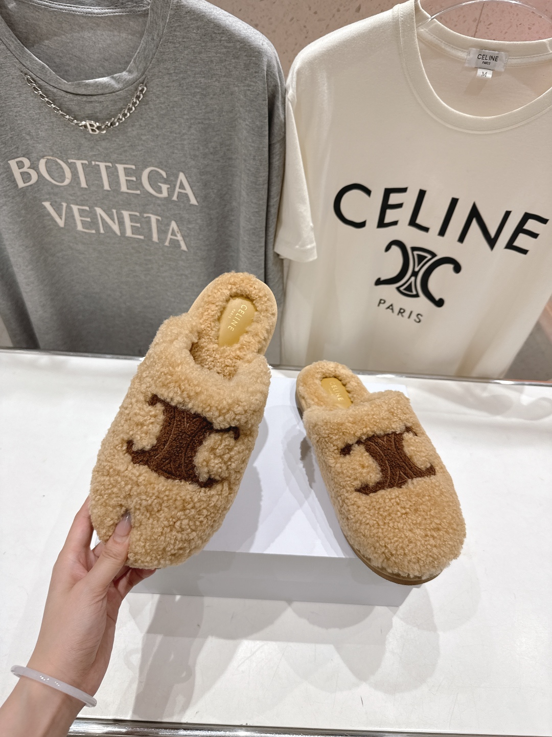 高版本出厂
  Celine/塞琳 2025ss新款平底勃肯半包羊毛拖鞋🐏，上脚非常舒适保暖
这一季的赛